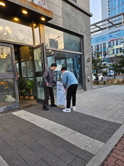 연수구는 지난 26일 송도동 상가 주변을 중심으로 도시미관을 해치고 보행자의 시야를 가려 안전을 위협하는 불법 유동광고물을 야간에 일제 정비했다